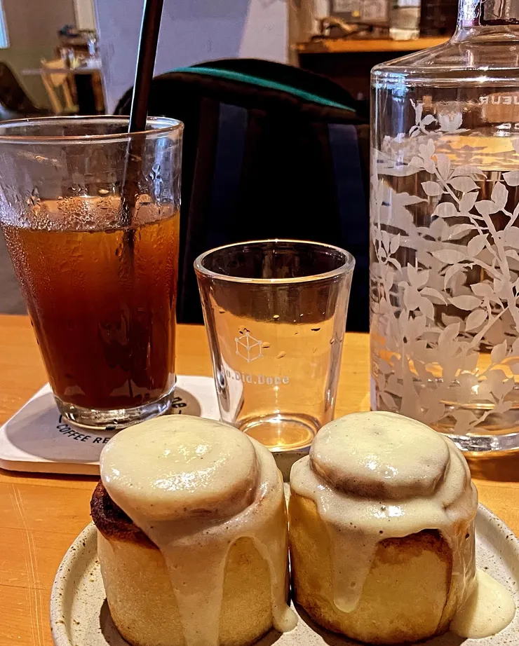 DoDidDone Coffee Research的美式與甜蜜屋的肉桂捲