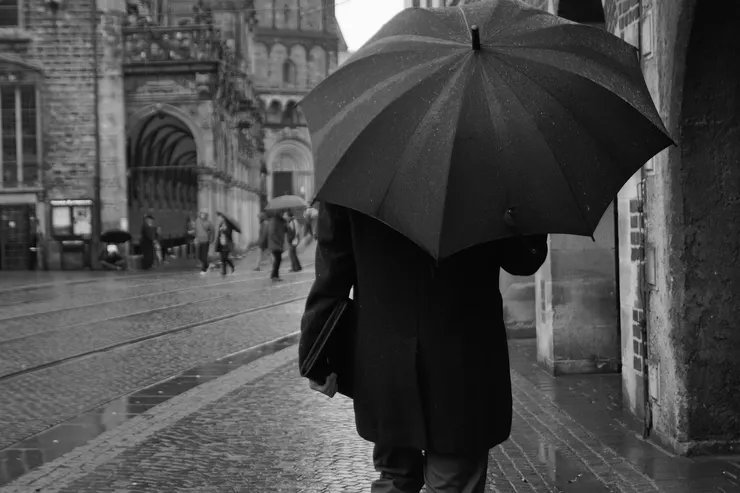 離開是為自己撐傘走出陰暗的地方（圖／PIXABAY）