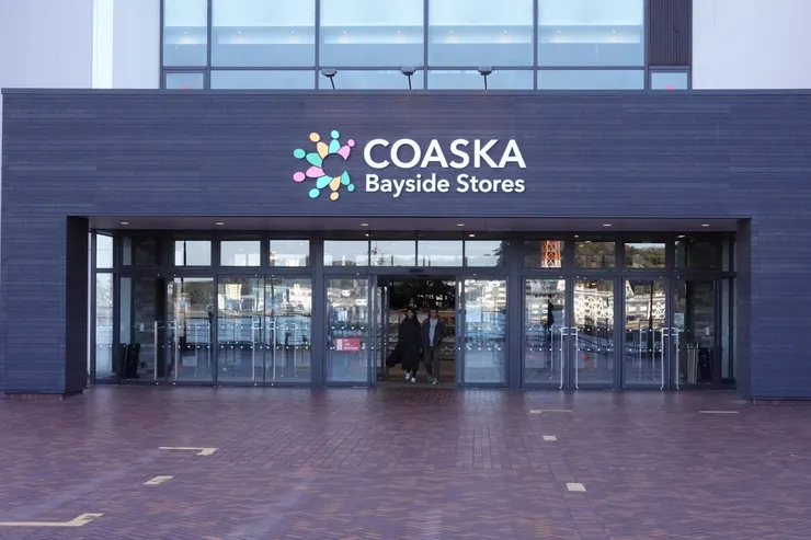 這是從登船處附近望向報到的購物中心