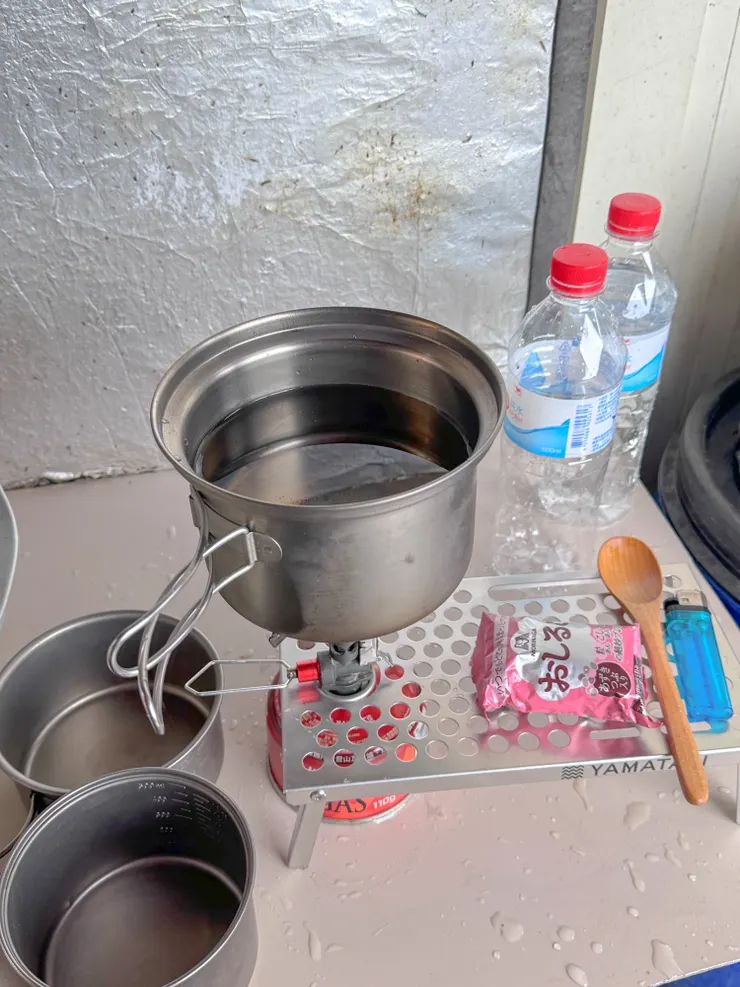 全身溼透的隊友抵逹時立馬煮熱水奉上！（這麼貼心的隊友那裡找！）