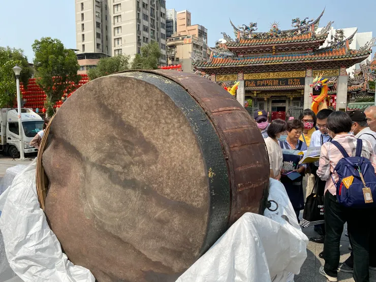佛鼓的牛皮鼓面與鼓桶銜接處出現撕裂破損