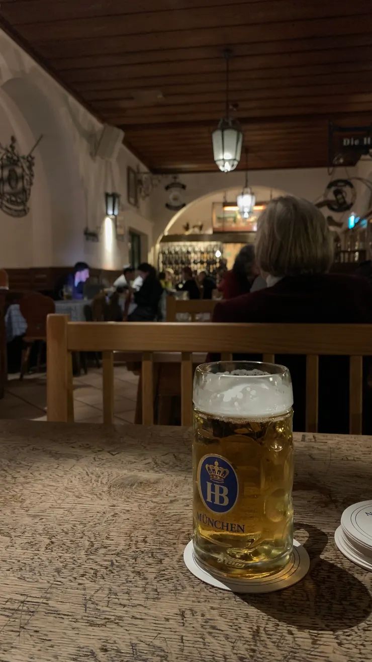 附上一張慕尼黑著名的啤酒Hofbräu