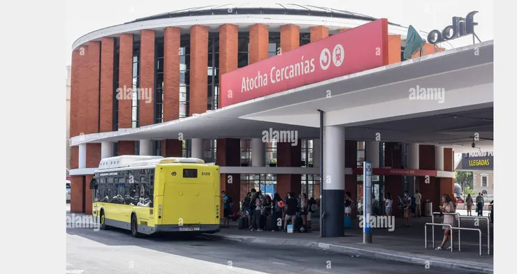 如果要搭203機場巴士，到車站不要下斜坡，走平面到有個圓柱造型旁的巴士搭乘處排隊