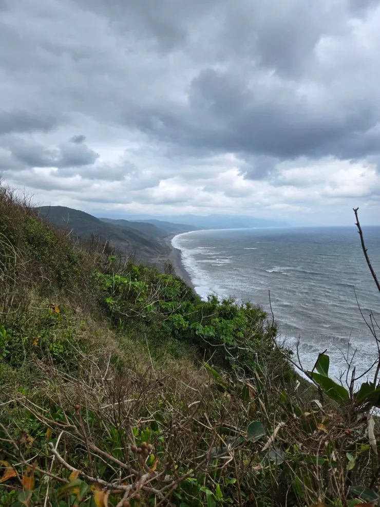 登高回望壯麗海岸線