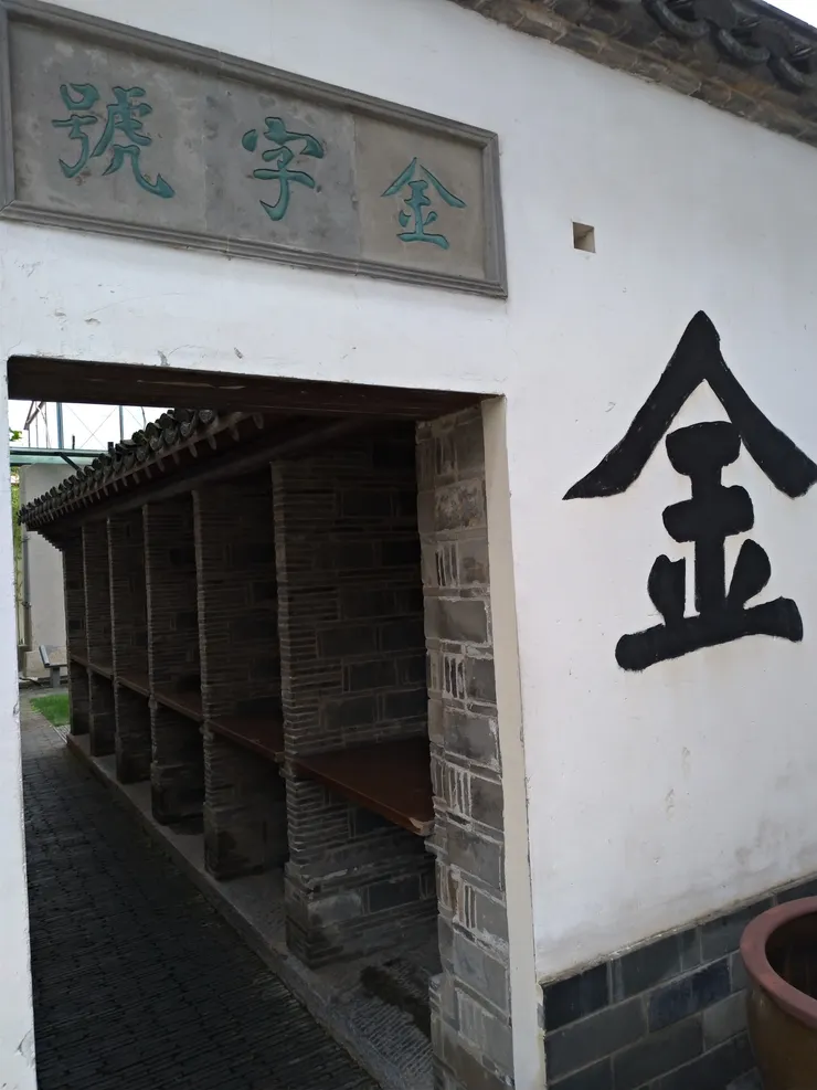 考生的座位真的很狹窄