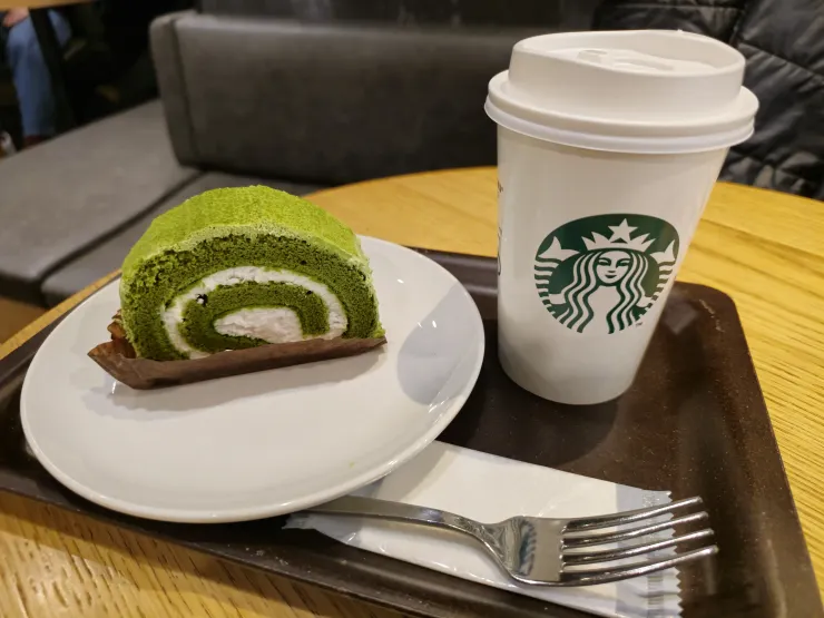 日本星巴克的抹茶蛋糕和咖啡