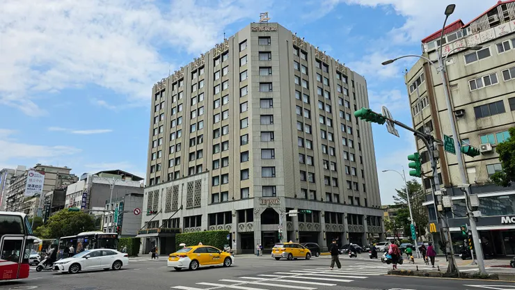 這是亞都麗緻大飯店的全景!旁邊的麥當勞藏著我們一家人有趣且美好的回憶!