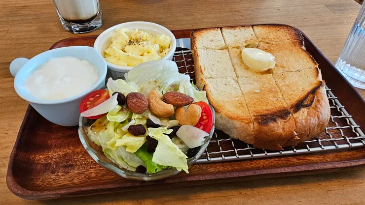 有烤網當擺盤工具的吐司好可愛!