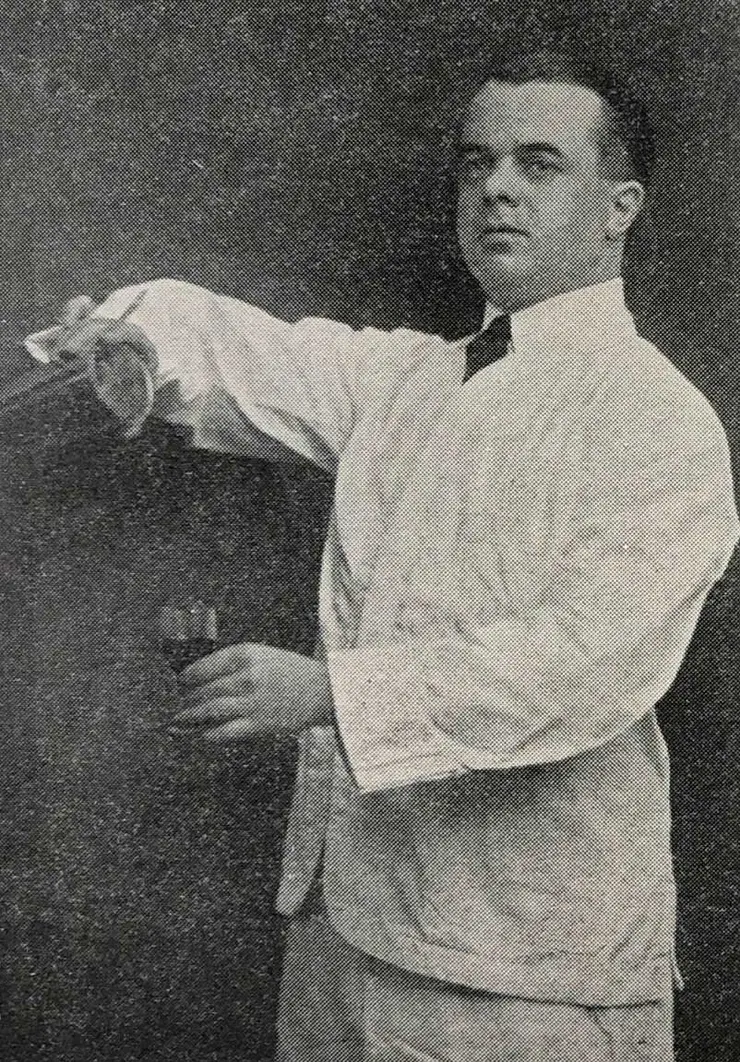 Harry McElhone本人,酒吧老闆、調酒師。經營Harry's New York Bar 度過餘生