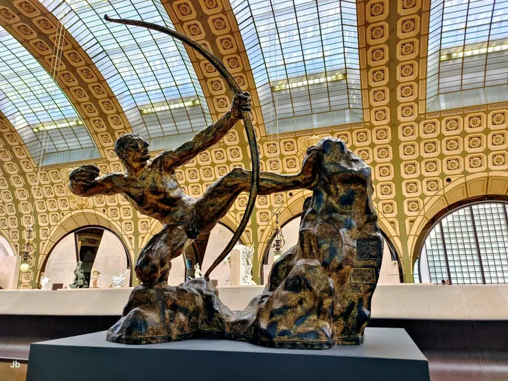 【法國藝術家安托萬·布爾代勒（Antoine Bourdelle）的名作：《拉弓的赫拉克勒斯》（Héraklès archer 或 Hercules the Archer），創作於1909年，他雖深受羅丹影響，但發展出自己獨特的、更具結構感和力量的現代主義風格。】