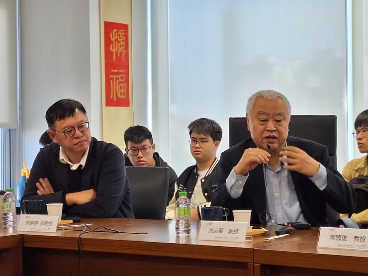 11月29日,台灣大學胡佛東亞民主研究中心、Korea Foundation合作舉辦「中美關係與中國對朝鮮半島的政策轉型」演講,由華東師範大學歷史系終身教授暨冷戰國際史研究中心主任沈志華主講,台灣大學國家發展所教授、歐盟莫內講座葉國俊主持,台灣大學政治學系副教授、社會科學院國際長郭銘傑與談。(劉燕婷攝)