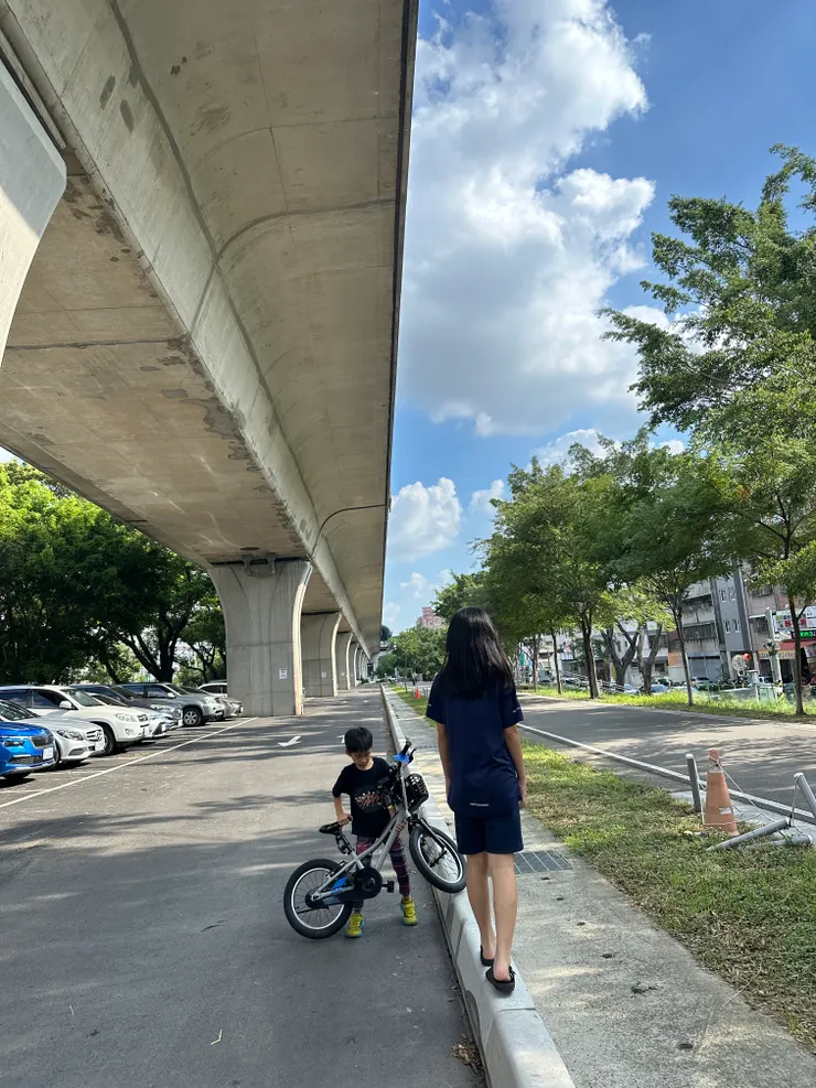 綠空廊道下方爲自行車道也是♿️無障礙場域。