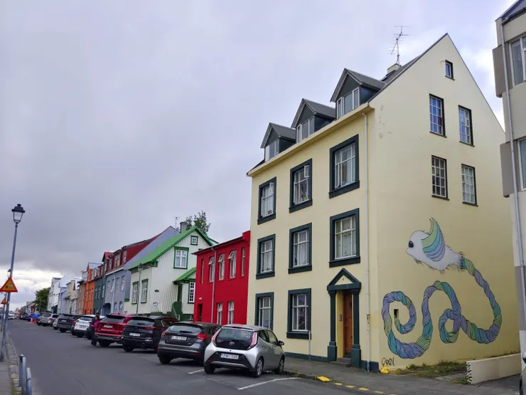 放我飛,小公寓牆面上也有美麗的壁畫。