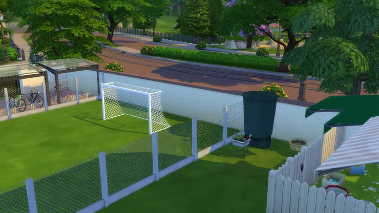 生態園旁邊是足球場。