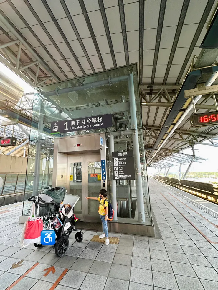 20230816搭高鐵~每每下車我們都不急著離開，因為電梯裡總是滿滿人潮。