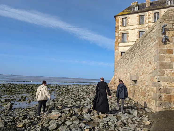 神父帶我們到灘地散步,去看已經廢棄的祈禱室,陽光下的聖米歇爾山十分閃耀。