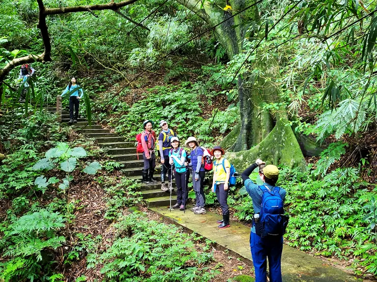 ▲一開始的路徑為水泥階梯步道，約30~40分的陡坡爬升。