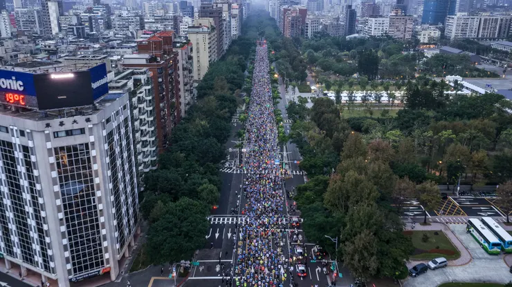 2025臺北馬拉松起跑空拍畫面