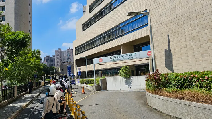 這是板橋亞東醫院機車停車場的引道!看到這景象我立馬回頭!