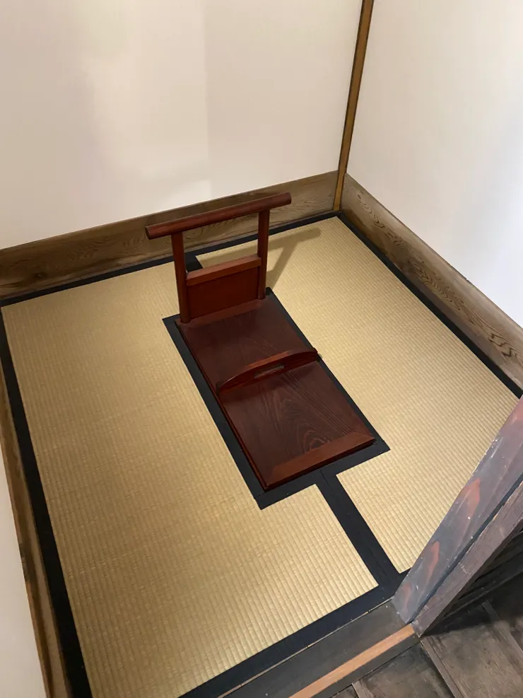 這是馬桶，古人可以邊上廁所邊把衣服往後掛 很聰明XD