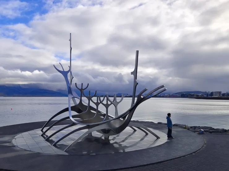太陽航海者Sólfarið, The Sun Voyager,為Jón Gunnar Árnason於1990年創作的雕塑。拍攝之時,突然一中國觀光團抵達,團團圍住雕像,幸好已經拍完,速速離開。