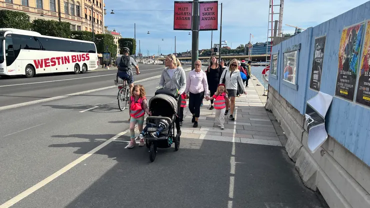 幼兒外出穿反光背心