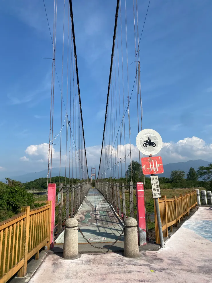 彩繪的萬巒吊橋