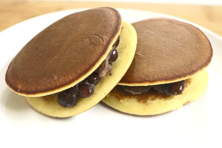 看起來很像包珍珠，實則是包紅豆的銅鑼燒