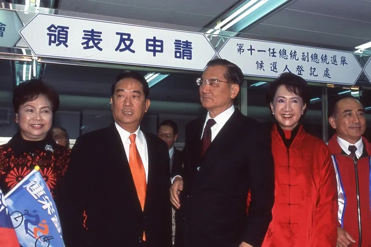 連戰與宋楚瑜於 2004 年決定合作參選總統 (宋為副),但好笑的是,上一屆宋楚瑜得票還超過連戰