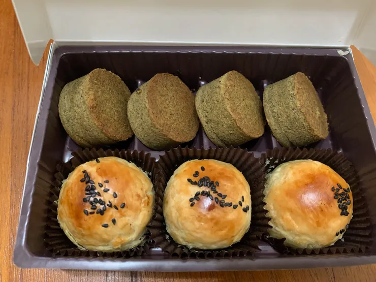 小茶蛋禮盒：3個蛋黃酥＋4個茶鳳黃，300元