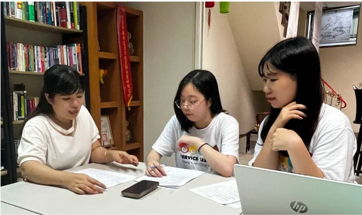 范美幸理事長(左一)提起印尼姊妹的故事而感到動容 圖/中原大學服務學習中心