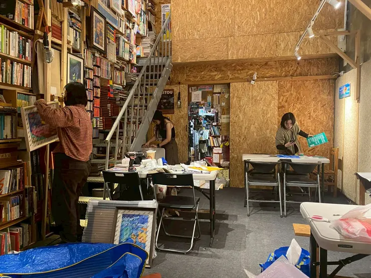 書店老闆政中幫三女拍布展照