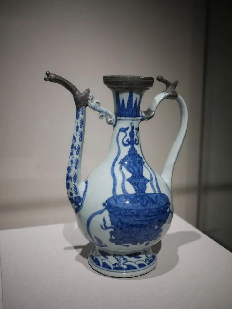 青花噴泉紋執壺，上面繪製的是魔法噴泉，據說歐洲人相向這種水壺會讓水變好喝？！（好哦）