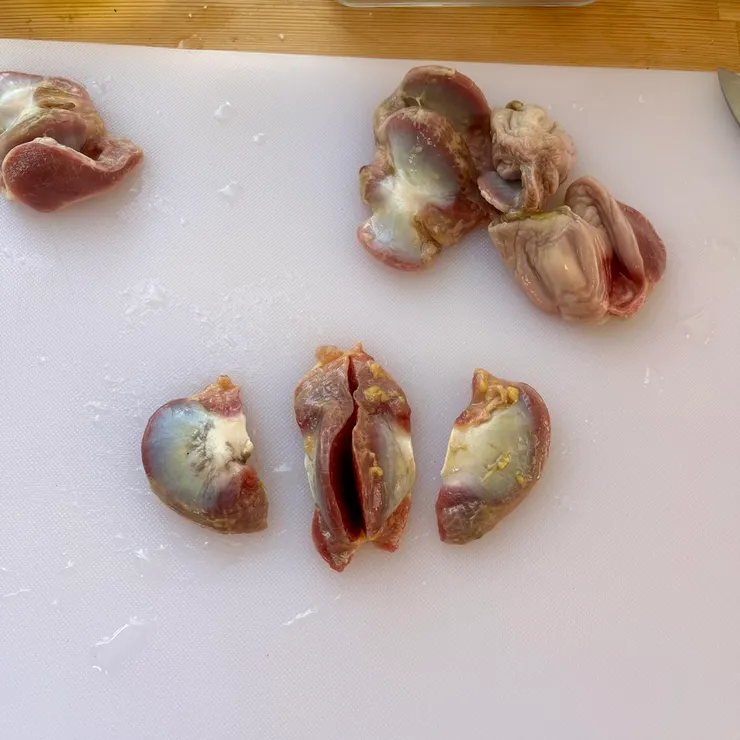 一般市場買回來應該是一片,把它切成三段