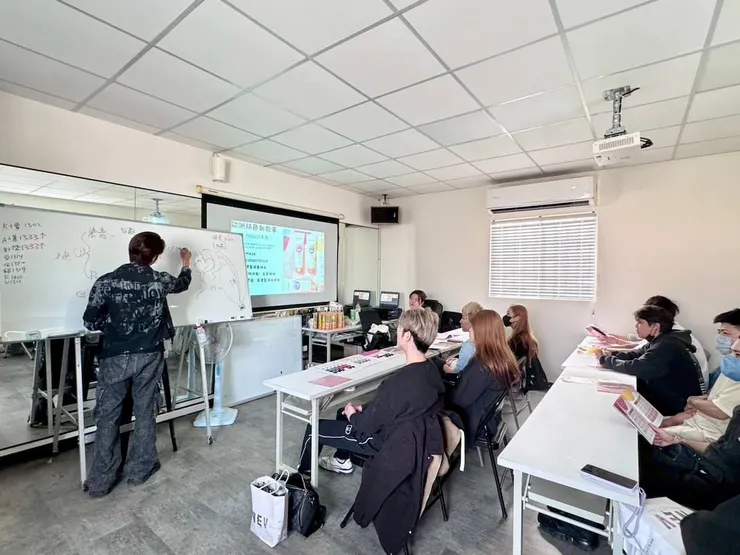 圖說:業者重視設計師專業養成,定期安排技術與風格課程,持續提升整體服務品質。(圖/双月美學髮藝)