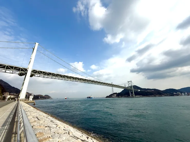 人行步道就在這座橋下的海底