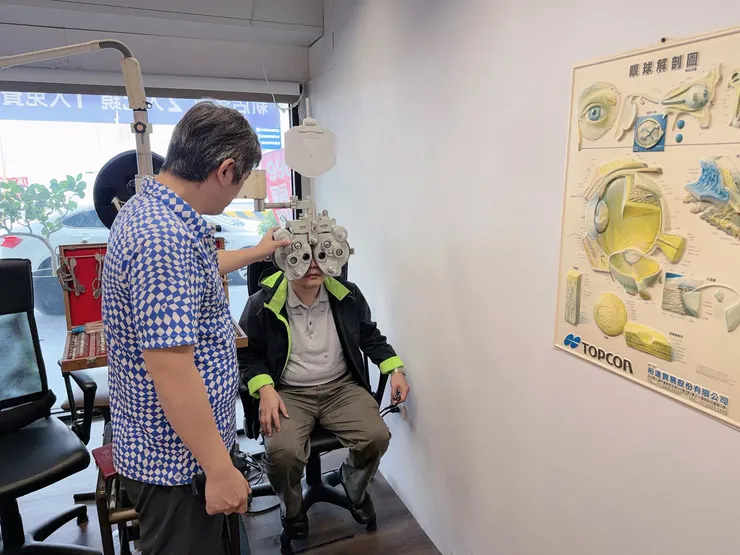 傳統與專業結合的測量方式，透過實際字卡閱讀確認老花度數。