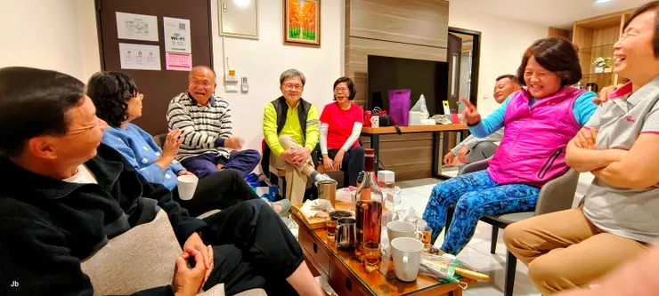 【相約四零一泡茶咖啡談天歌唱...不知怎麼聊起朦朧的青春情事】