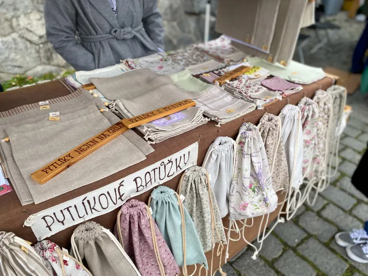 ▲如果喜歡提袋的布料花色，在這裡你也可以買塊布回去，自己動手縫製各種織物。