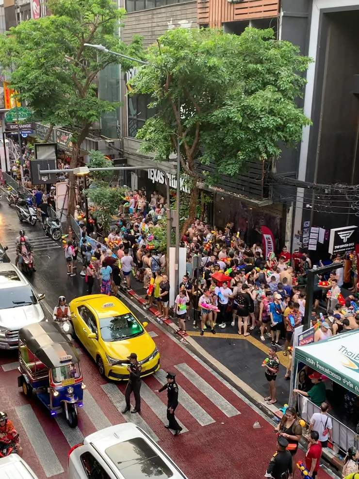 Silom是曼谷潑水節主要戰場之一