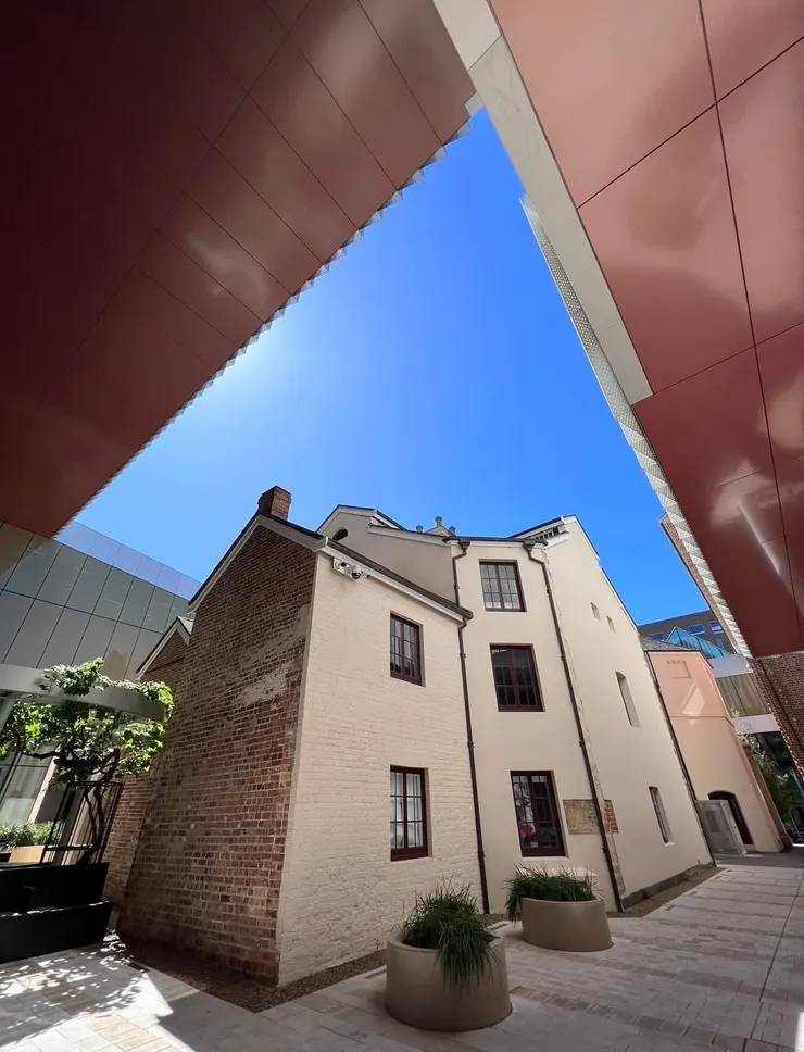 站在美術館門口看著對面