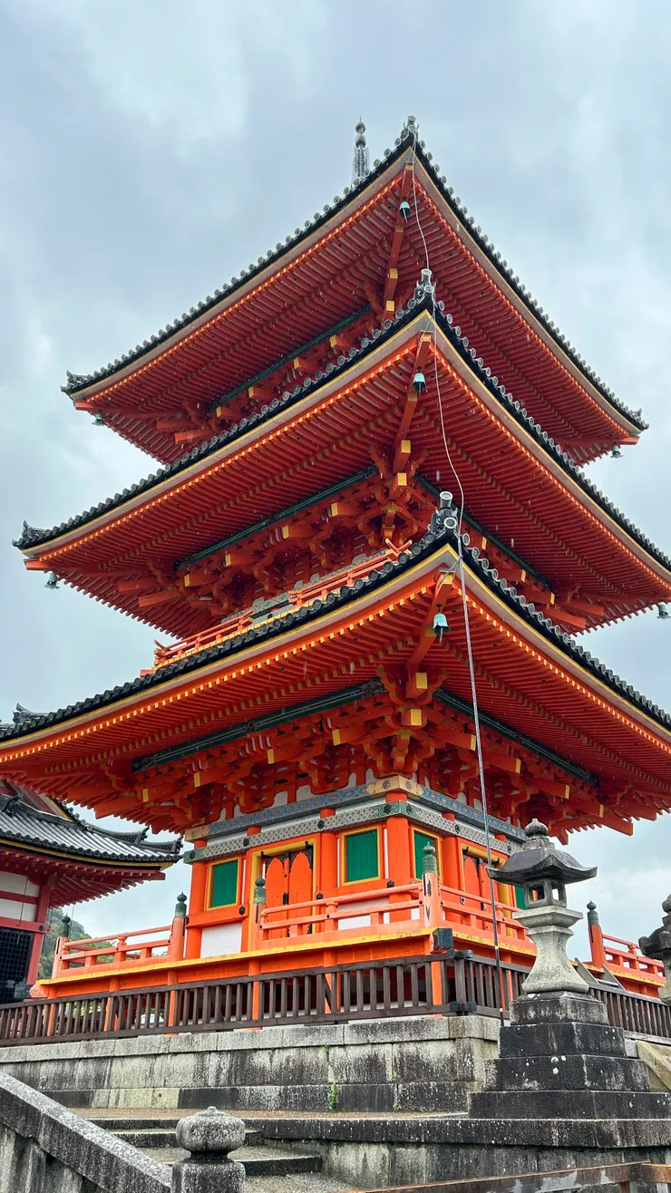 進入清水寺後,沿路經過的三重塔,即使在雨中也依然鮮紅得美麗