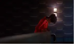 蘇麗珍進入新樓層，似乎快到了周的房間，但是卻很猶豫要不要進去。