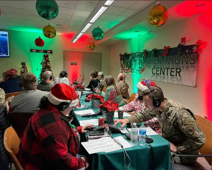 圖片來源：NORAD Instagram / 現在，NORAD 每年都會投入數千名志願者，接聽世界各地孩子的來電，並通過 NORAD Tracks Santa 平台追蹤聖誕老人的全球旅程。這不僅是科技與傳統的結合，也是一份帶有溫度的佳節祝福！