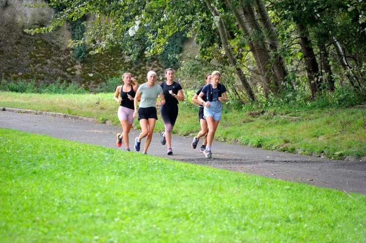 【河流草地池塘森林與沃邦城堡 有兒童嬉戲市民慢跑綿羊吃草】