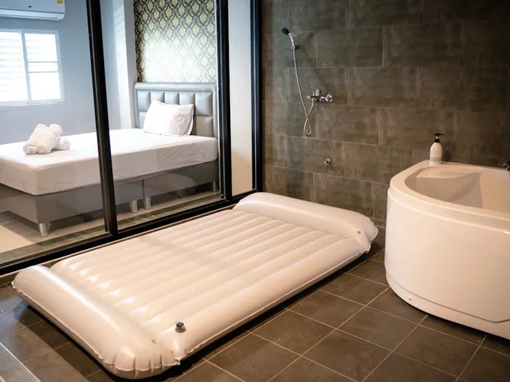 很多同好喜歡氣墊服務,所以這幾年出現了很多專門做氣墊服務的情色按摩。