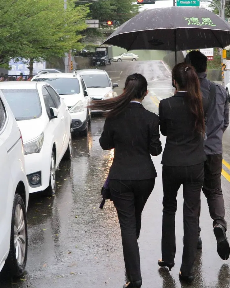 大雨中的送行者背影