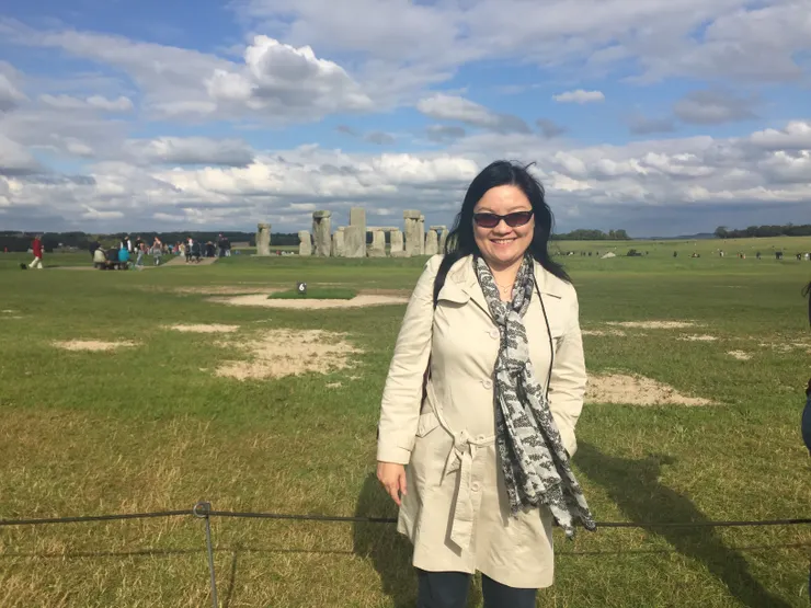 宜芳副總熱愛蒐集世界文化遺產，與英國巨石陣合影。