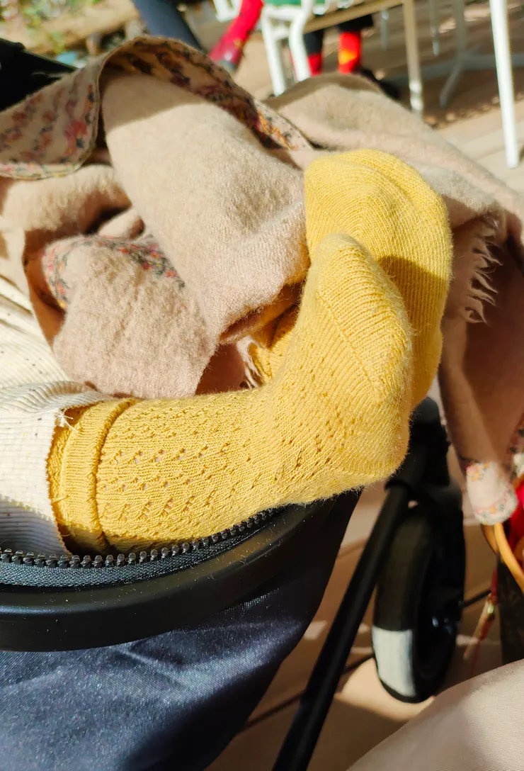 兒子最近很喜歡把小腳丫掛在娃娃車的外面．．．