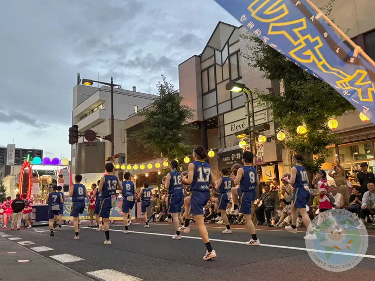 女子籃球的運球進場也很吸睛